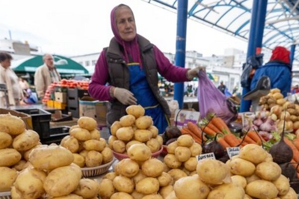 Только начался сезон, а цены уже взлетели: сколько украинцам сегодня нужно отдать за молодой картофель и капусту