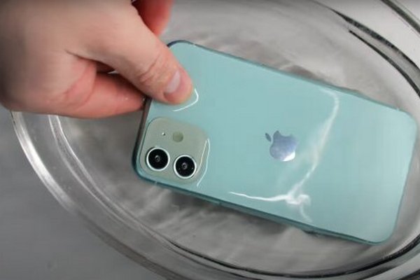 iPhone упал в воду: как спасти смартфон, чтобы не было неприятных последствий