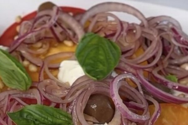 Супервкусный салат с помидорами и маринованным луком: рецепт от звезды