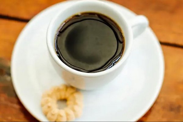Почему к кофе подают воду: интересный факт, который не все знают