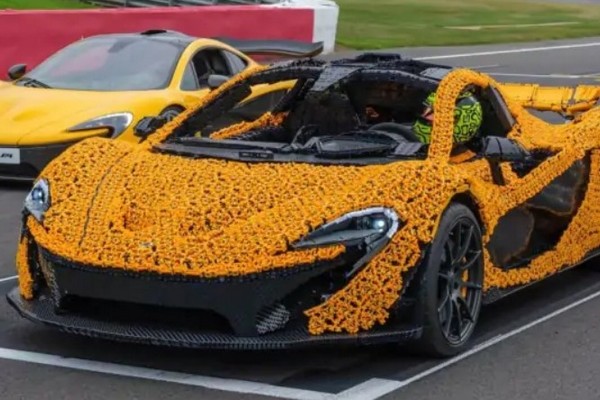 Знаменитый суперкар McLaren воссоздали в натуральную величину из Lego