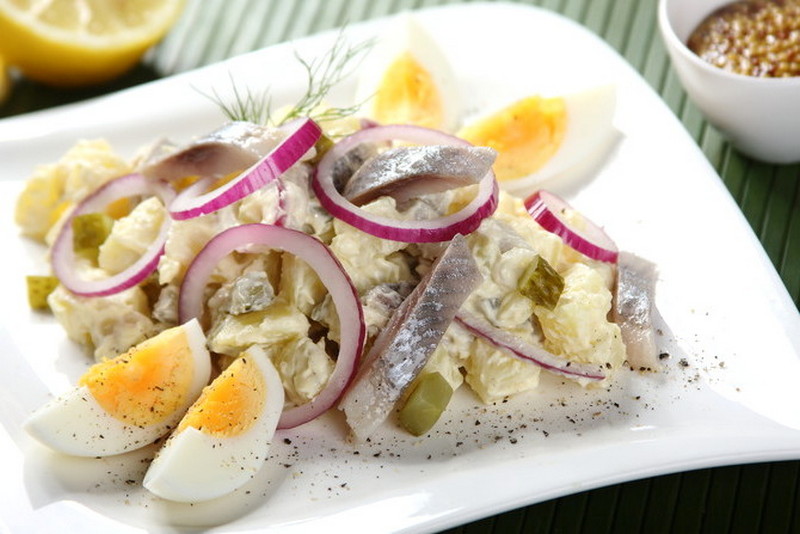 Яйца с малосольной сельдью, картофелем, морковью, луком, зеленым горошком и салатом «Сидоровские»