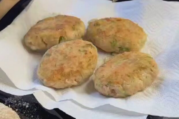 Нежные рисовые котлеты с тунцом: простой и вкусный ужин для всей семьи, рецепт