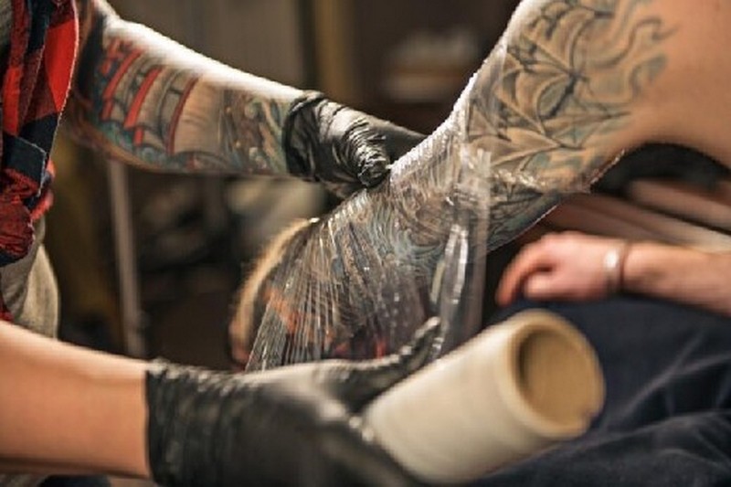 Врачи рассказали, почему нельзя делать татуировки в жару