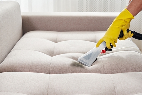 Почему стоит доверять химчистку диванов только профессионалам