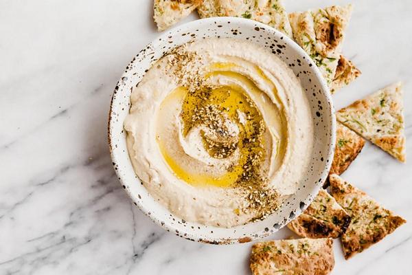 Хумус с заатаром и кунжутом: как правильно подавать пасту из нутовой муки