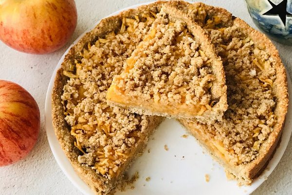 Секрет сочности: яблочный пирог, где тесто замешивается с яблоками