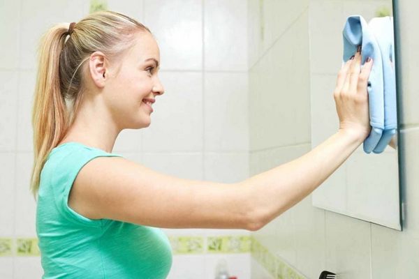 Картофелина и зубная паста: 3 народных метода для чистки зеркал до сияния