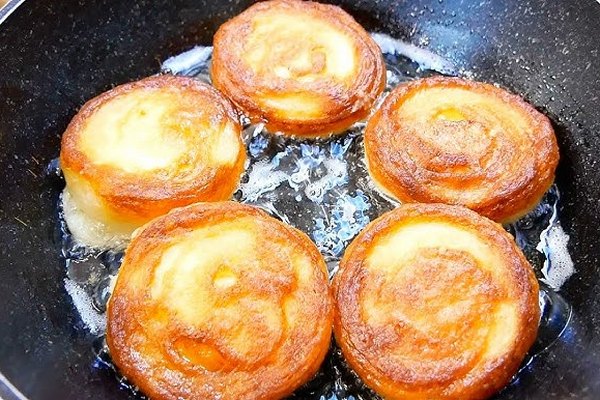 Сырные оладьи на кефире: рецепт с творогом и мукой для нежного завтрака