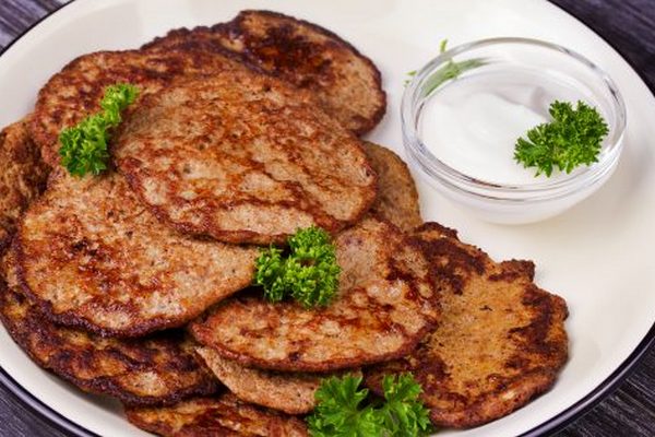 Печеночные оладьи с манной крупой: Секрет пышной и сочной текстуры