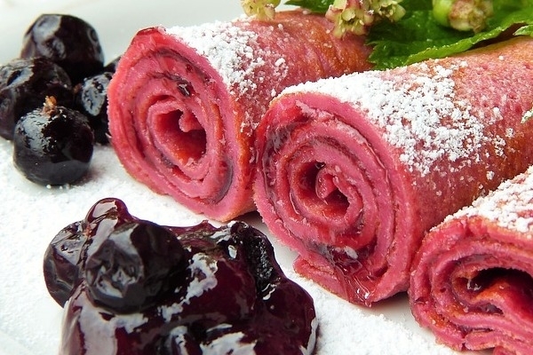 Праздничный десерт: Нежно-розовые блины с шоколадным кремом и ягодами