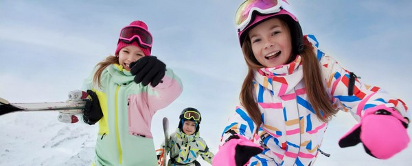 Как выбрать детскую одежду для зимы: советы по комбинезонам и курткам