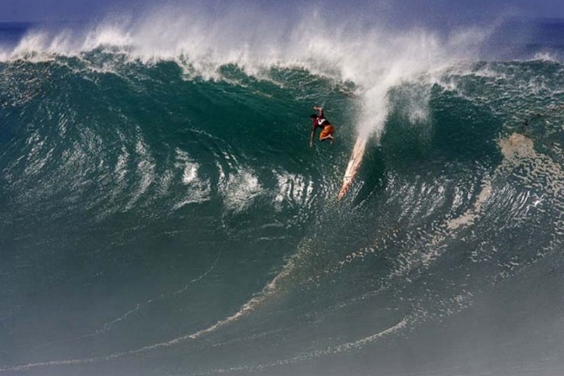 Впечатляющее видео: серферы покоряют гигантскую волну на Таити