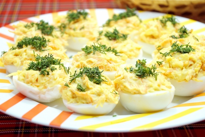 Яйца с мягким сыром и зеленью