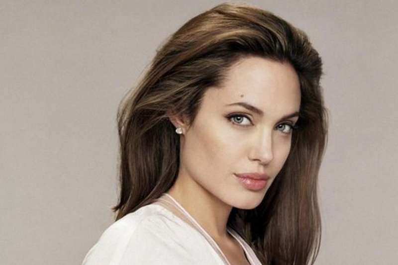 Анджелина Джоли снялась обнаженной в ванной
