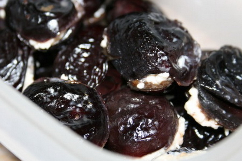 Запеченный чернослив с творогом, грецкими орехами