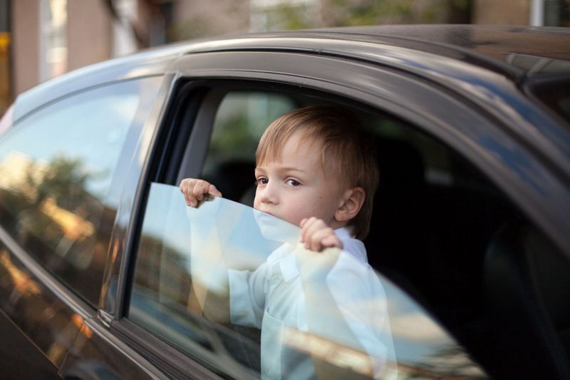 Специальный сенсор предупредит родителей о забытых в машине детях