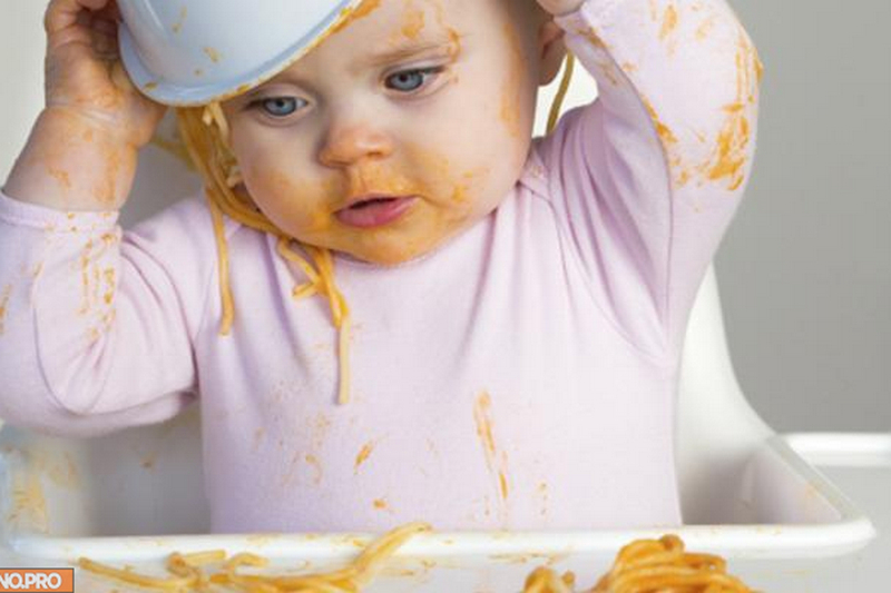 Ребенок учится есть сам. Дети за столом. Ребенок ест самостоятельно. Маленькие дети кушают сами. Ребенок аккуратно ест.