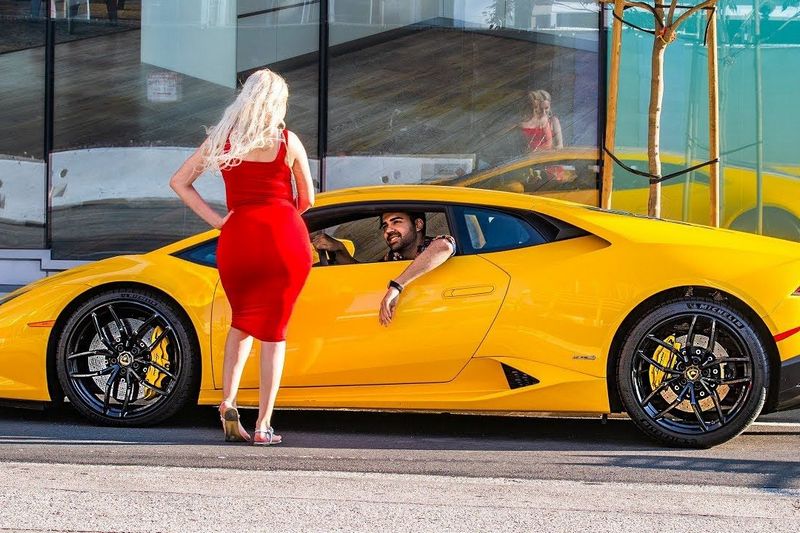 Пранкер показал, как люди реагируют на такси Lamborghini (ВИДЕО)