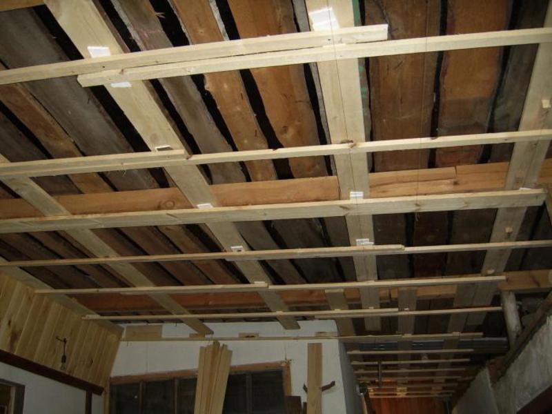 Монтаж деревянного каркаса подшивного потолка
