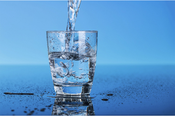 Чтобы сбросить лишний вес, часто достаточно заменить все напитки водой - врач