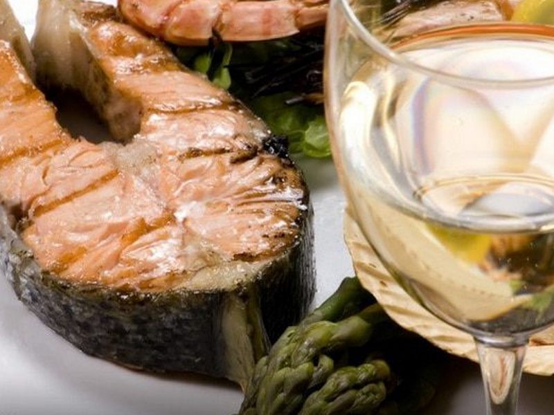 Какая рыба подходит к вину. Вино и рыба. Рыба и бокал белого вина. Белое вино к рыбе. Стейк из семги и вино.