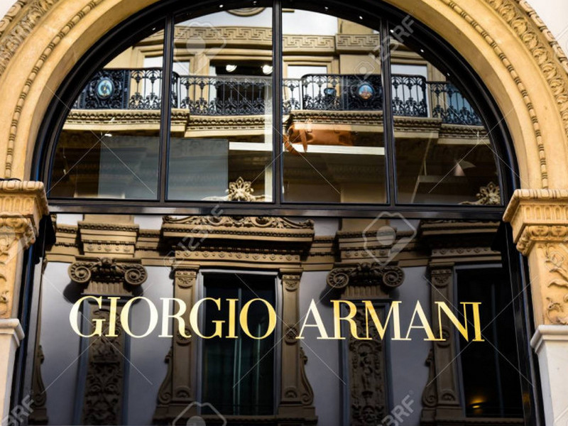 Модный дом Armani займется производством санитарных халатов