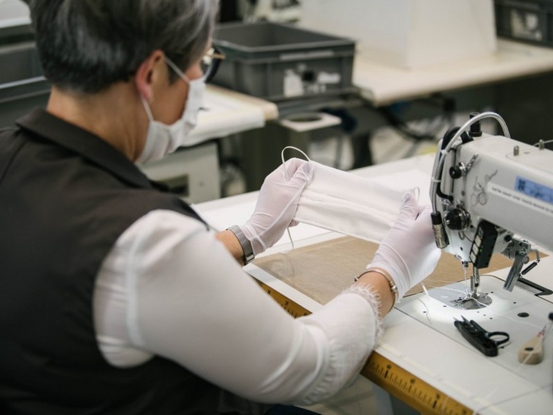 Louis Vuitton начал производить защитные маски