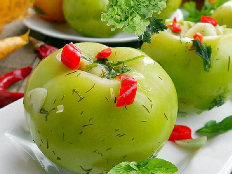 Зеленые помидоры, маринованные по-грузински с мятой, базиликом и орехами