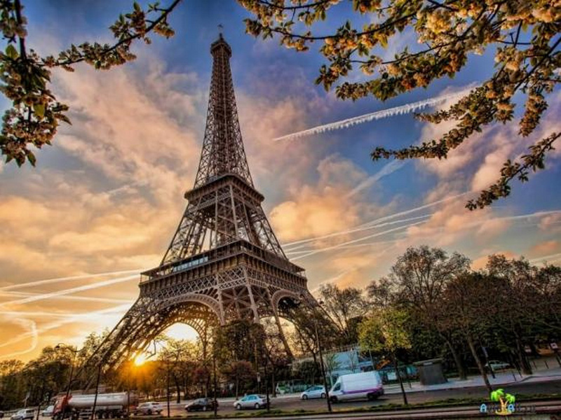 В Париже откроют Эйфелеву башню