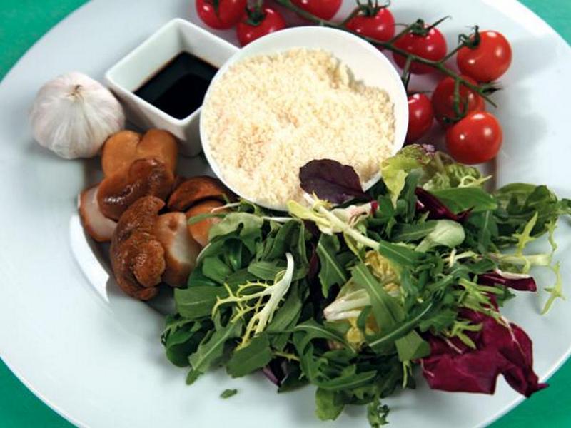 Летний салат с запеченной чиабаттой и сезонными томатами