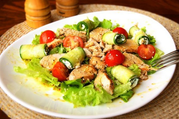 Огуречные лодочки с микс-салатом из овощей и курицы