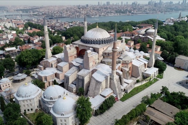 На территории Айя-Софии в Стамбуле демонтировали музейный знак