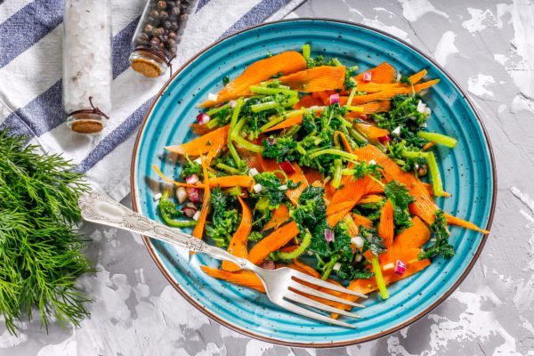 Салат из моркови с крапивой и чесноком