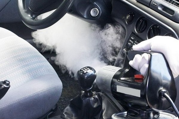 Запах в салоне автомобиля – о чем это говорит и что делать