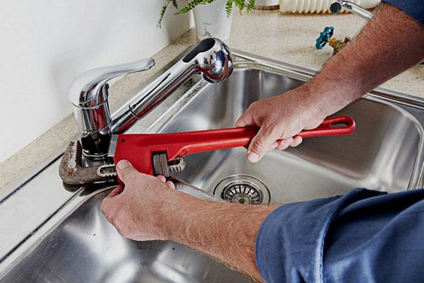 Как поменять смеситель на кухне своими руками: основные шаги
