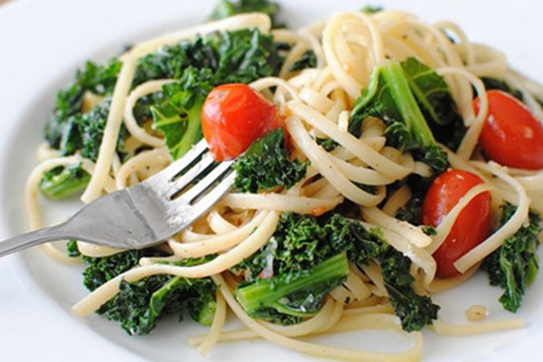 Спагетти с брокколи, помидорами черри и оливками