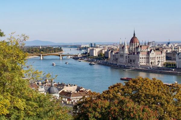 В Венгрии вводят комендантский час