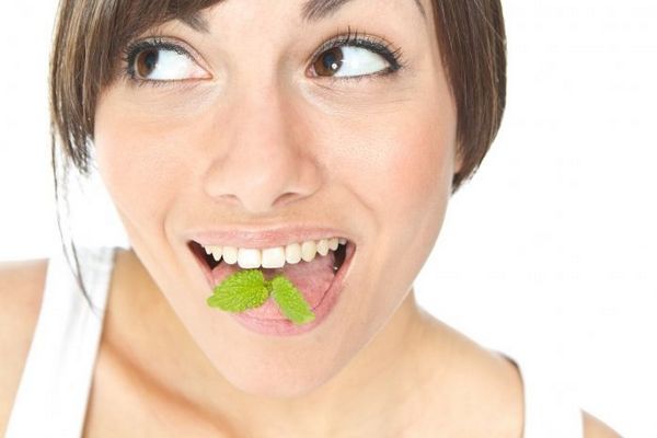 5 способов избавиться от неприятного запаха изо рта, которые действительно помогут