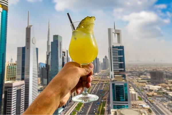 В ОАЭ разрешили употребление алкоголя и сожительство пар вне брака