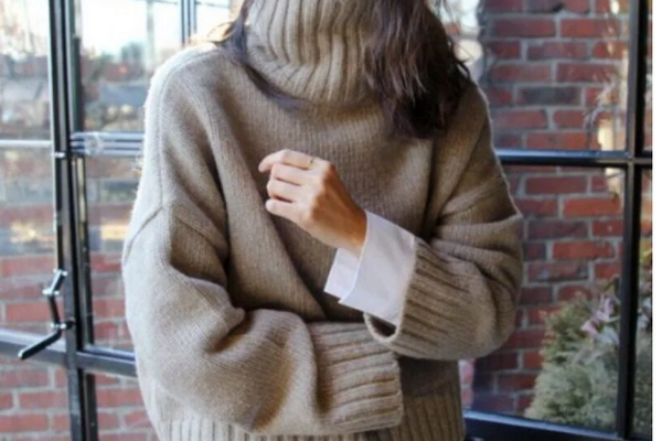 С чем носить свитер с высоким горлом зимой 2021: топ-5 трендовых вариантов
