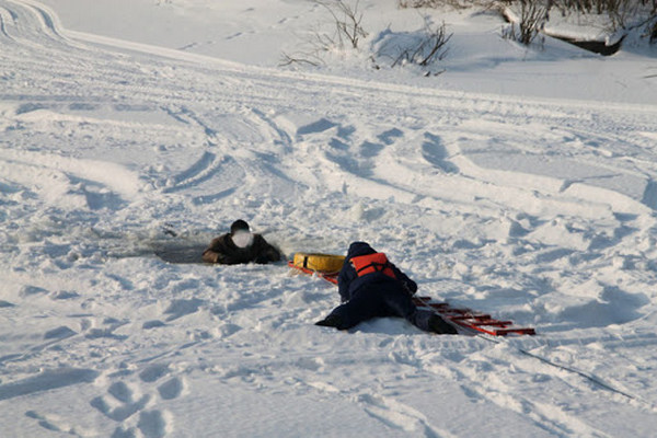 Первая помощь на берегу провалившемуся под лед