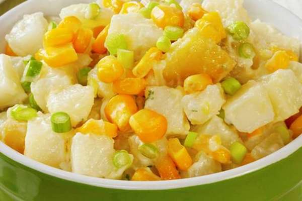 Салат из картофеля и кукурузы