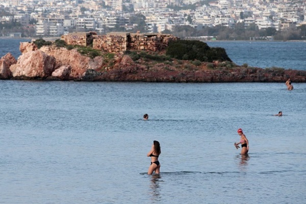 Из-за аномальной жары в Греции люди продолжают купаться в море