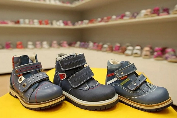 Оптовые закупки детской обуви: какие преимущества и где их делать?
