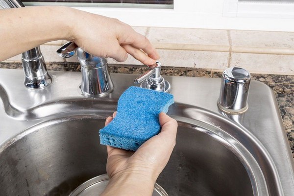 Преимущества дозатора для жидкого мыла на кухне