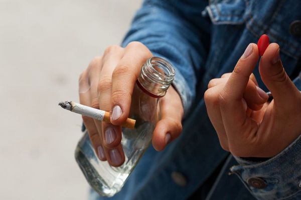 Курение, алкоголь, наркотики. Почему эта напасть случается с нашими детьми