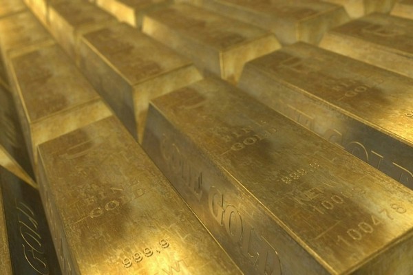 Мировые цены на золото в I квартале упали почти на четверть