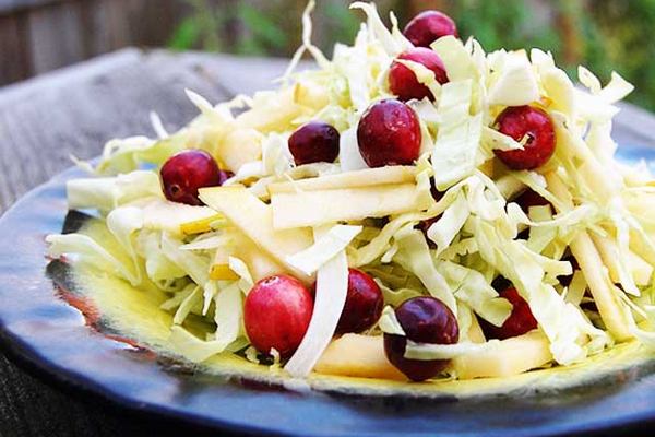 Салат из белокочанной капусты, сливы и вишни