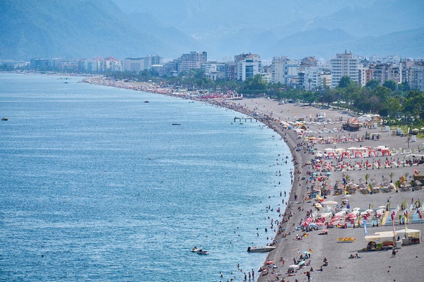 Аномальная жара на курортах Турции: туристов предупредили о пике температур и высокой влажности